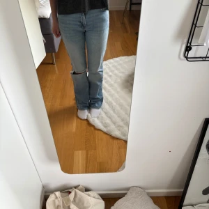 Blå bootcut jeans från Gina Tricot - Säljer ett par snygga blå bootcut jeans från Gina Tricot. De har en medelhög midja. Säljer pga att de inte kommer till användning och fel storlek. Nypris 499kr
