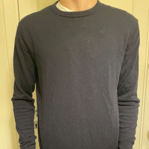 Mörkblå merinotröja - En av mina favorittröjor som jag nu växt ut. Har tecken på användning och även ett litet hål i ryggen (se bild 2). Tveka inte att höra av dig om du har några frågor. 