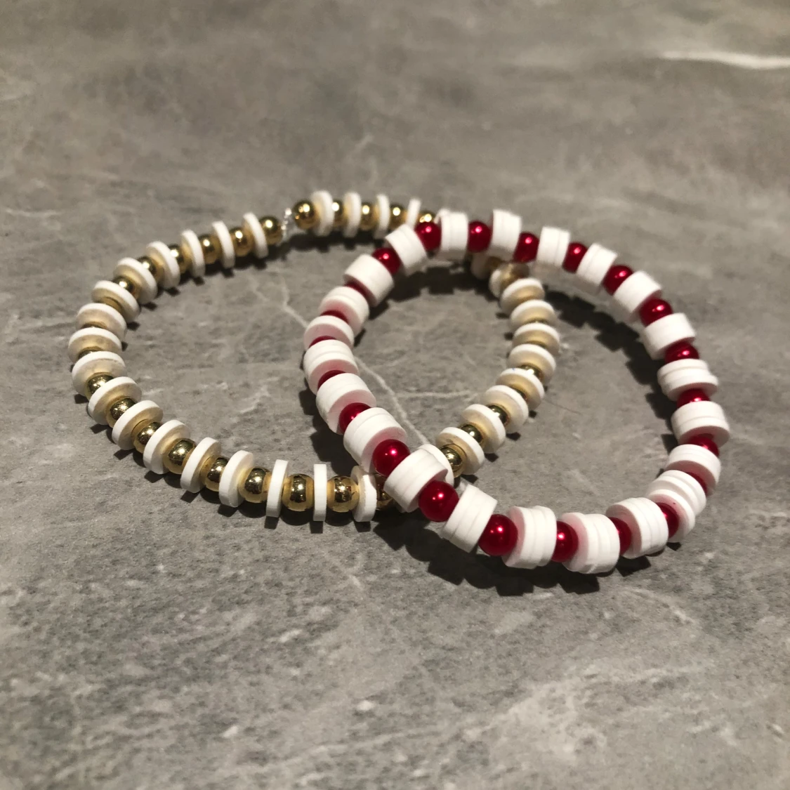 Två elastiska armband med pärlor