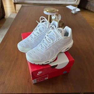 Nike tn i vitt - Säljer ett par stilrena helt nya oanvända Nike tn i storlek 44.
