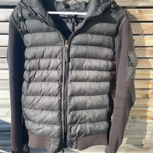 Svart pufferjacka från Moncler - Moncler Carigan BLACK NAIVI! Säljs ej längre, skick 8/10, bekväm jacka och stilren. 