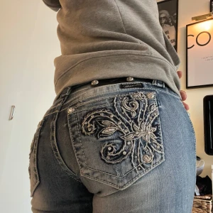 Miss me jeans - Super snygga miss me jeans med jätte coola bakfickor!! Pris kan diskuteras!! Midjemått : 38 cm Innerbenslängd: 82 cm cirka Grenmått: 19 cm