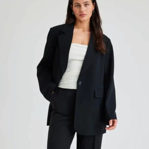 Svart kavaj - Svart oversized blazer med en klassisk design. Använd vid ett tillfälle men i nyskick. Storlek M, nypris :699kr🌸