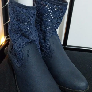 Mörkblå boots från Venca - Snygga mörkblå boots med spetsdetaljer från Venca. De har en unik design med stickat mönster upptill och en slät tå. Perfekta för att ge en stilfull touch till din outfit.