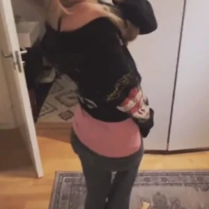 ASFET vintage edhardy zip up - Världens coolaste edhardy zip up som man kan stylea på så många olika sätt! Säljer då jag inte har samma stil längre. Går ej att få tag på längre‼️‼️ kan självklart fixa bättre bilder