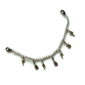 Silverfärgat accessoarsmycke - Silverfärgat accessoarsmycke med hängande gitarrer och blixtar ⚡️🎸Perfekt att hänga på väskan, byxorna och bältet.  