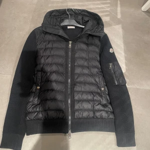 Svart jacka från Moncler - Tjena! Säljer min moncler cardigan då jag inte använder den längre den är i mycket bra skicka finns inga hål eller repor på den. Hör gärna av er vid frågor eller bilder! // MVH John 