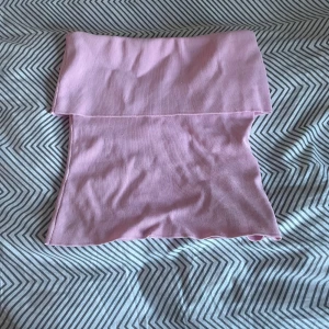 Rosa tubtopp från Zara - Säljer en söt rosa tubtopp från Zara. Perfekt för varma dagar eller som ett lager under en jacka. Den har en enkel och stilren design som gör den lätt att matcha med olika outfits.