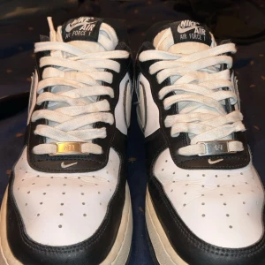 Nike Air Force 1 black & white - Säljer ett par Nike Air Force 1 (svart och vit) där jag då ej använder de längre. De är i hyfsat bra skick och kan även bli rengjorda innan om man är intresserad att köpa. Priset kan diskuteras