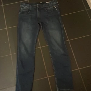 Replay (Anbass) Jeans mörkblå 32/32 - Snygga mörkblå jeans från Replay, modell Anbass. De har en klassisk femficksdesign och en bekväm passform. Perfekta för en stilren look.