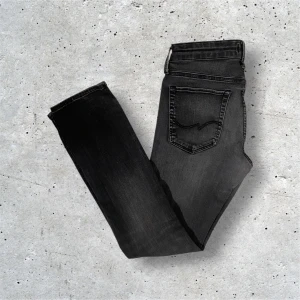 Jack & Jones jeans Slim/Glenn - Säljer dessa svarta Jack & Jones jeansen i stl W29 L32. Jeansen är i mycket bra skick utan några defekter. Skriv till mig vid frågor, priset är förhandlingsbart!