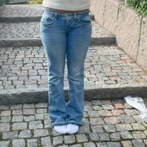 Lågmidjade jeans  - Sjukt snygga lågmidjade bootut jeans! Väldigt fina nu till våren/sommar. Säljer då de blivit försmå på mig. Pris kan diskuteras & kom privat för fler frågor! 🫶🫶