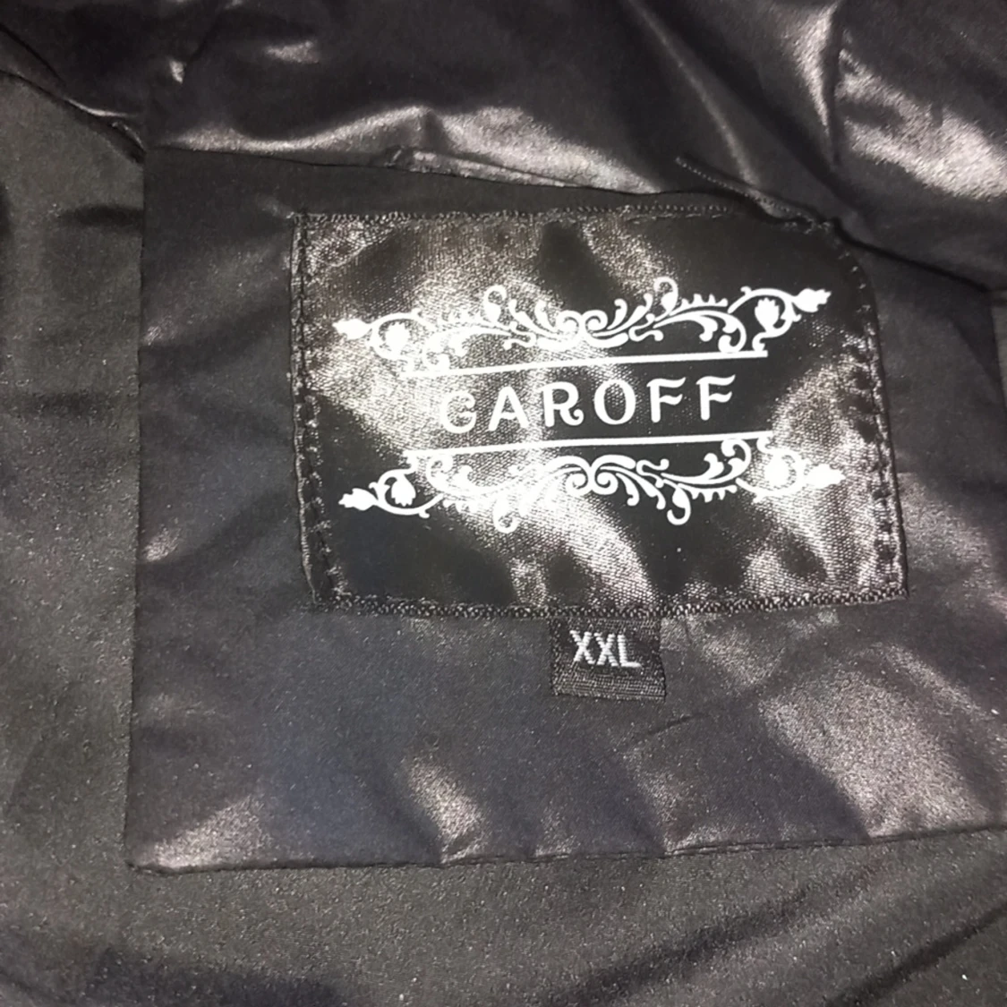 Svart pufferjacka med pälsdetaljer från Garoff. Pris kan diskuteras. - 3