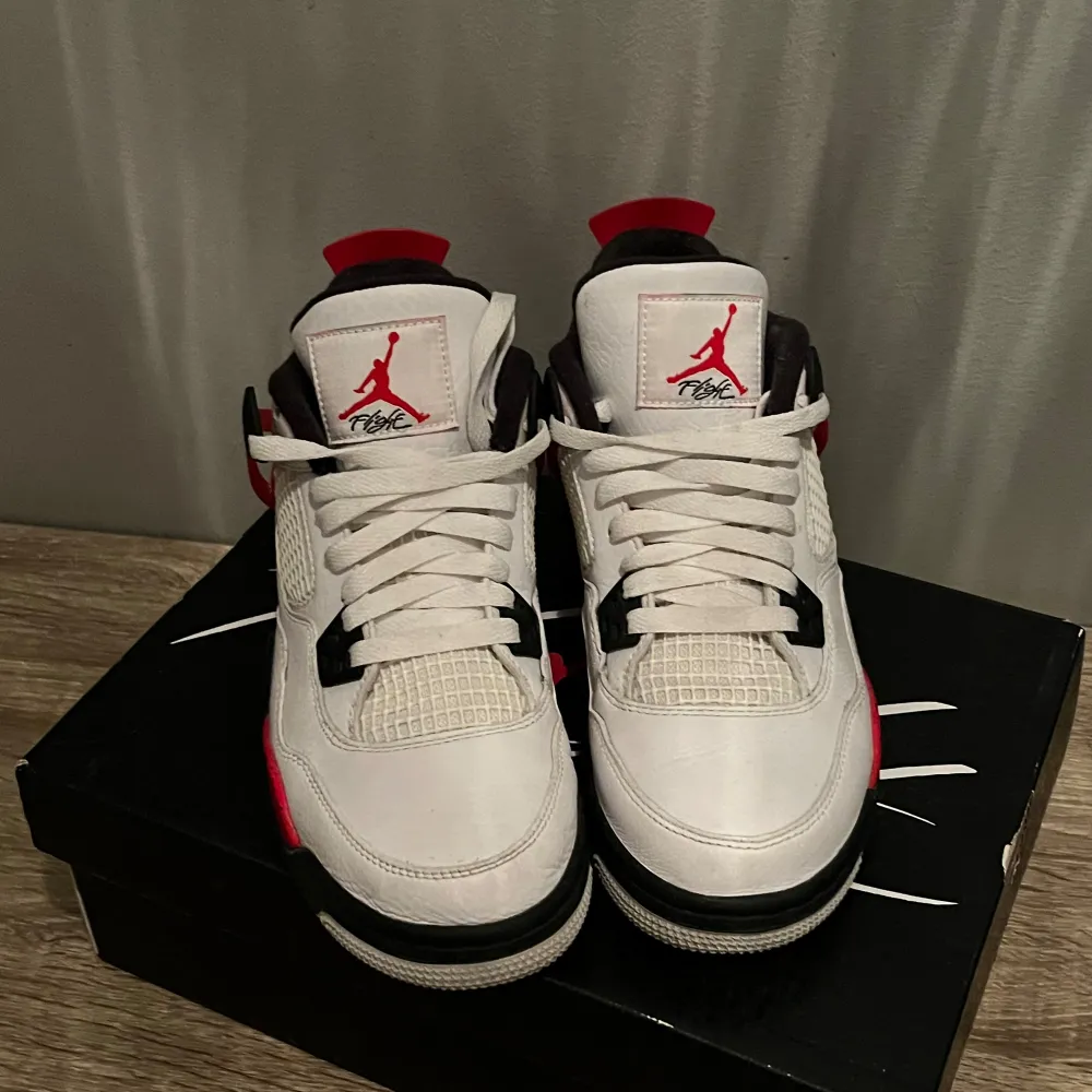 Säljer mina Jordan 4 red cement då dom har blivit för små. Storlek 38,5 jag har använt dom ett fåtal gånger så dom ser ut som nya. Kvitto och kartong finns Nypris: 3149kr . Kengät.