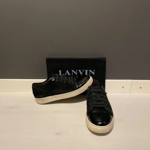 Lanvin skor  - Lanvin skor 41-41,5 (uk6)| skick 7,5/10 små defekter på glansen och i skorna| nypris runt 5000kr mitt pris 2399kr| ingår en dustbag| har du frågor är det bara att skriva!