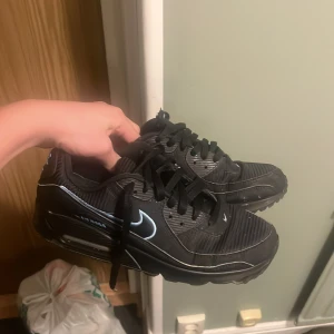 Svarta Nike Air Max sneakers - Säljer nu mina air max då jag köpt nya skor, köpte dom i somras nya och dom är knappast använda 