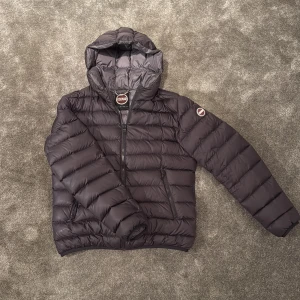 Dunjacka Colmar - Tjena, säljer nu denna snygga Colmar jacka i storlek S. Riktigt skön och perfekt när det är lite kallare🥶 Skick 9/10. Snabba affär = Bättre pris, hör av er vid funderingar🌟💯