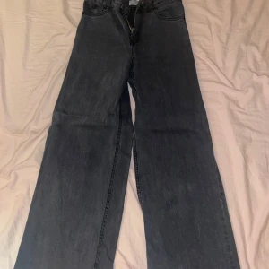 Svarta jeans från Lindex - Snygga svarta jeans från Lindex med en klassisk design. De har en rak passform och är tillverkade i ett robust denimtyg. Perfekta för en stilren look.