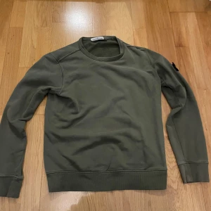Olivgrön tröja från Stone Island - Säljer en stilren olivgrön tröja från Stone Island. Tröjan är gott skick men hyfsat använd ändå. Perfekt för en avslappnad och trendig look. 