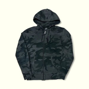 Ralph Lauren Zip Hoodie - Riktigt fet ralph lauren hoodie med camo print💯Längd: 63cm, Bredd: 45cm, Arm: 60cm🙏Kom dm vid fler frågor👍