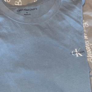 Blå t-shirt från Calvin Klein Jeans - Snygg blå t-shirt från Calvin Klein Jeans i regular fit. I storlek XL väldigt fin och bekväm.