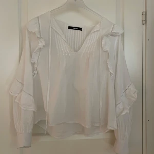 Söt sommarblus  - Jättesöt vit blus från bik bok i storlek xs, knappt använd💕 blus går även att knyta med banden som finns vid halsen av tröjan