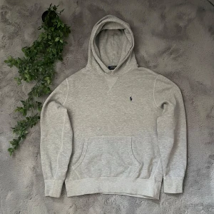 Grå Ralph Lauren hoodie - Säljer en stilren grå hoodie från Polo Ralph Lauren 