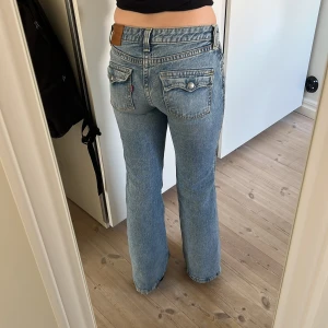 Levi's Premium Noughties Bootcut Jeans - Snygga Levi's Premium jeans i bootcut-stil. Säljer då de är för små på mig, är 170cm lång. Använda (slitna lägnst ner), men i bra skick! Nypris är 1495kr. 