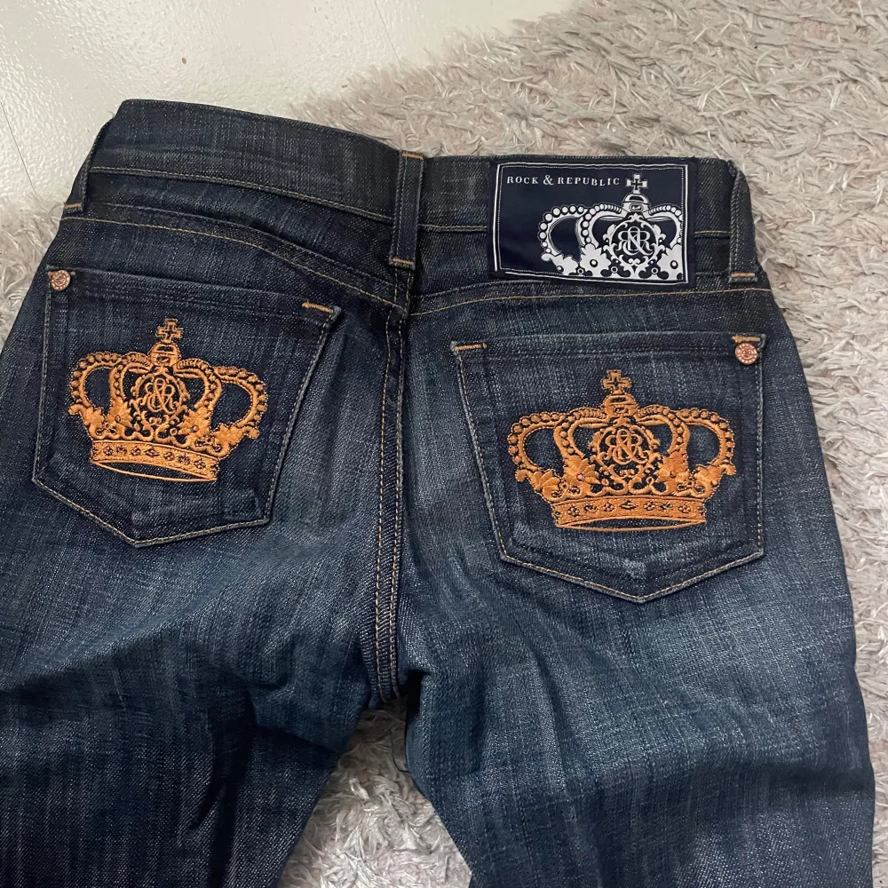 Low waist bootcut jeans som ser ut exakt som Victoria beckham jeans men är från rock & republic. Farkut & Housut.