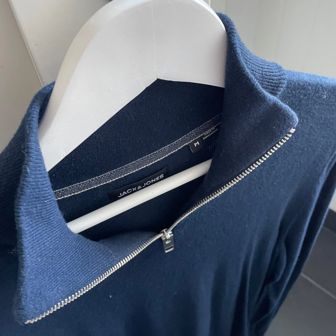 Mörkblå tröja med dragkedja från Jack & Jones - 1