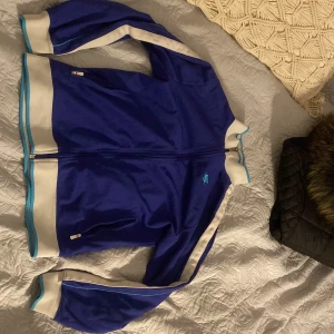 Blå och vit jacka med dragkedja - Säljer en blå Nike jacka 