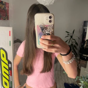 Rosa ribbad topp från Zara - Säljer en söt rosa ribbad topp från Zara. Toppen har korta ärmar och ett diskret hålmönster som ger en fin detalj 💖