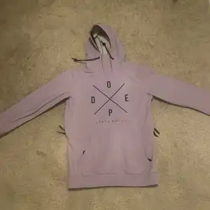 Hej! Jag säljer en snygg skid/snowboardjacka från DOPE.😊 Jackan är i storlek XXS men passar mer XS. Jackan har en stor magficka samt en ficka för liftkort på vänster arm. Den har även dragkedjor på sidorna för att lufta vid soliga dagar. Jackans nypris är 1600 och inte använd särskilt mycket. Mitt pris är 899. Hör av er vid minsta fundering 👍Priset är diskuterbart!!