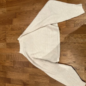 Vit ulltröja från Bik Bok - Mysig vit tröja från Bik Bok i ullblandning. Perfekt för kyliga dagar med sin klassiska design och långa ärmar. Tröjan har en ribbad struktur vid hals och ärmslut.