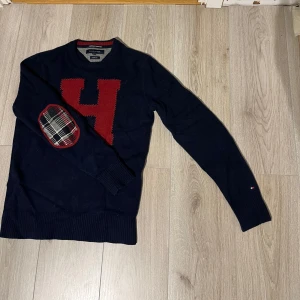 Mörkblå ulltröja från Tommy Hilfiger - Tja! Säljer den här snygga tröjan från Tommy hilfiger, skicket är 8/10 och storleken är M. Hör av dig vid intresse💯