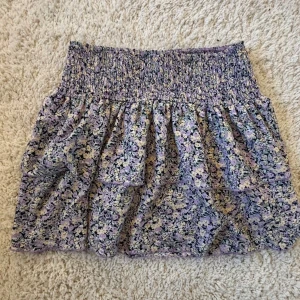 volangkjol - trendig volangkjol från Gina tricot.