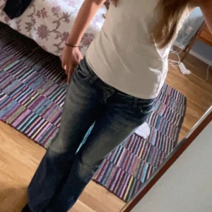 Blå bootcut jeans - Säljer pga de är lite för korta för mig. Innerbenslängden är 80 cm och midjemått 38 rakt över💕 lågmidjade & bootcut, köpta för 500