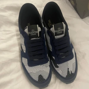 Valentino Rockrunners - Ett par Valentino rockrunners i riktigt skick. | Skorna är i blå med en skvätt av vitt som får dom att stå ut. | Lådan har en liten skada som syns på bild 5. | Det är bara att höra av sig om man har några frågor eller om man vill ha flera bilder⭐️⭐️⭐️