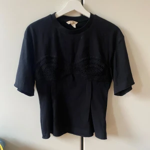 Svart T-shirt  - Superfin svart T-shirt med broderi på💕