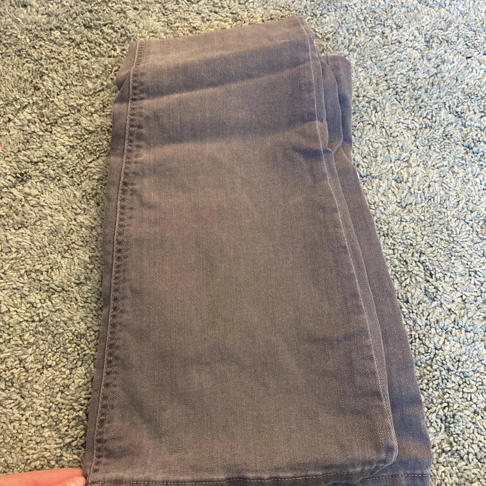 Helt nya jeans från lindex endast provade. Ingen prislapp kvar men ej använda. Orginal pris 349 säljer för 100❤️ säljer pga att jag har för många byxor. Storlek 158 men passar xs/s!. Farkut & Housut.