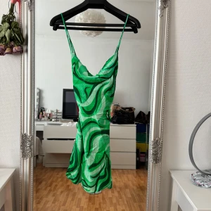 Grön mönstrad klänning från Zara - Super snygg grön klänning från Zara. Klänningen har smala axelband och en öppen rygg. Perfekt för sommaren. Aldrig använd, ny utan prislapp 