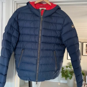 Blå dunjacka från Colmar - Säljer en snygg blå dunjacka från Colma. Bra skick men använd som vanligt. Storlek 50 herr, sitter som en vanlig M. Hör av dig vid frågor.