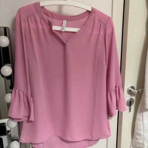 Rosa Blus - Jättefin och lätt blus. Perfekt till vilken årstid som helst, lite genomskinlig men inget som påverkar. 🩷Den är i stl XS men passar även en som har storlek S. Aldrig använt 