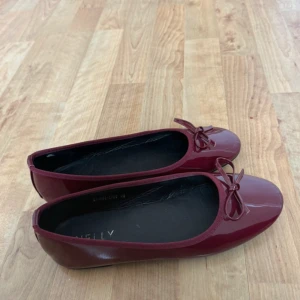 ballerinaskor  - säljer då de inte passade mig, använda fåtal gånger! Storlek 40 men för små för mig som har 39/40 så skulle uppskatta de till en 38a!!