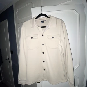 Beige overshirt från Only & Sons - Säljer en overshirt från only&sons,Aldrig använd skön o ha nu till våren,storleken är xs men funkar som medium eftersom den är väldigt stor i storleken.