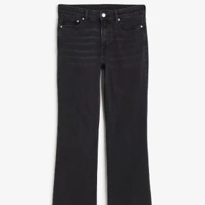 Svarta bootcut jeans - Snygga svarta bootcut jeans i bra skick, utan större defekter endast längst ner på ena benet (se bild 4). Perfekta för en stilren look. Klassisk design med fem fickor och knappgylf. Original pris 399 säljer för 130, pris kan diskuteras. Skriv vid frågor eller för egna bilder 