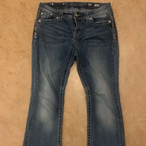 Miss me jeans - Snygga miss me jeans i strl w28 (S/M). Säljer dom pga att dom ej kommer till användning längre. Dom har gått sönder lite precis bredvid fickorna. Antingen kan jag sy dom med svart eller vitt tråd eller så kan köparen sy dom själv! 