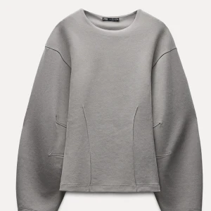 Grå tröja från Zara - Säljer min gråa figrysydda sweatshirt från Zara i storlek XS/S som är slutsåld överallt, säljer pågrund av att den aldrig kommit till användning.💞