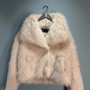 Beige pälsjacka Yamz - Säljer en lyxig beige pälsjacka från MR.YTG./yamz Jackan har en fluffig och mjuk textur med långa ärmar och en elegant krage. Perfekt för att hålla sig varm och stilren under kyliga dagar. Skriv gärna för bilder på💕den är helt landvind och man får den i samma påse den kom i