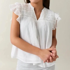 Vit blus med volangdetaljer från gina tricot - Säljer en söt vit blus med volangdetaljer på ärmarna. Blusen är i jättefint skick (endast testad) och är i ett perfekt tyg för varma sommardagar. Skulle nog säga att den även skulle passa lite större storlekar💕 kan diskutera priset